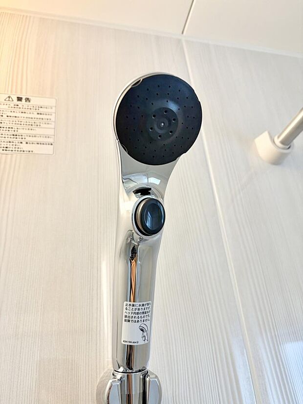 【止水シャワーヘッド】■手元で簡単に止水できるため、水の無駄遣いを減らすことができます。