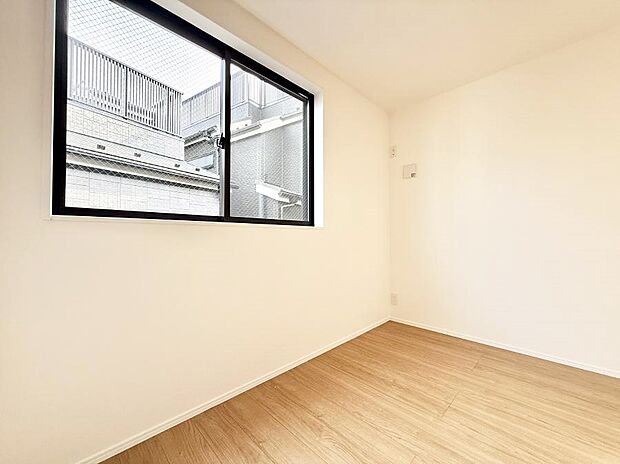 【リビング以外の居室】1号棟 ■落ち着いた色合いのお部屋で穏やかな時間を楽しめます