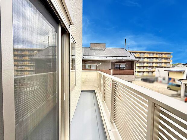 【バルコニー】3号棟  ■ 心地よい風と光を感じる、くつろぎのバルコニー