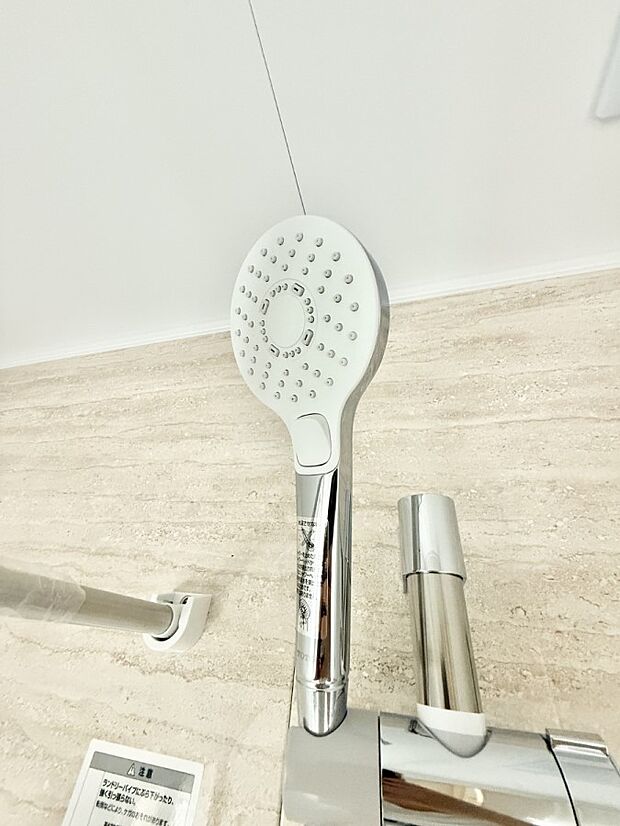 【止水シャワーヘッド】■手元で簡単に止水できるため、水の無駄遣いを減らすことができます。