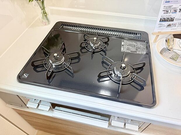 【3口ガスコンロ】■一度に多くの料理ができ便利で効率的