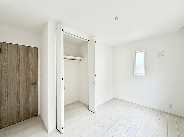 【リビング以外の居室】2号棟  ■落ち着いた色合いのお部屋で穏やかな時間を楽しめます