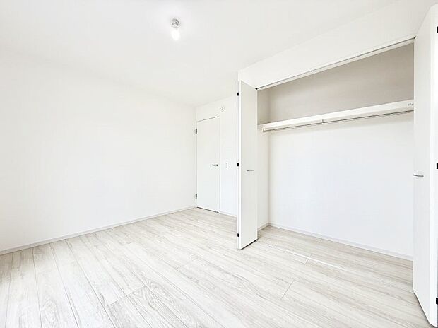 【寝室】1号棟  ■窓の配置や通気性の良い設計で部屋の空気がこもらず、常に新鮮な空気が流れます