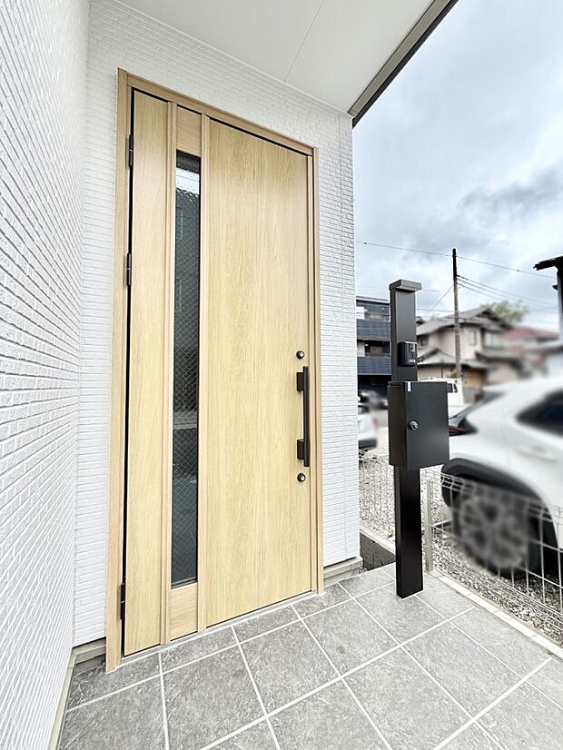 【玄関】1号棟  ■ 帰るたびにホッとする、安心感のある佇まい
