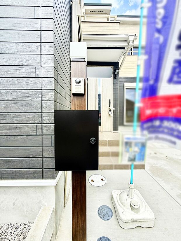 【玄関】■ 心地よい暮らしへとつながる、温かい玄関