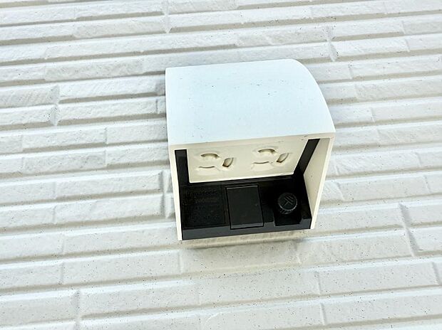 【屋外コンセント】■屋外に電源コンセントがあれば、高圧洗浄機で窓や外壁を掃除するなど便利です。