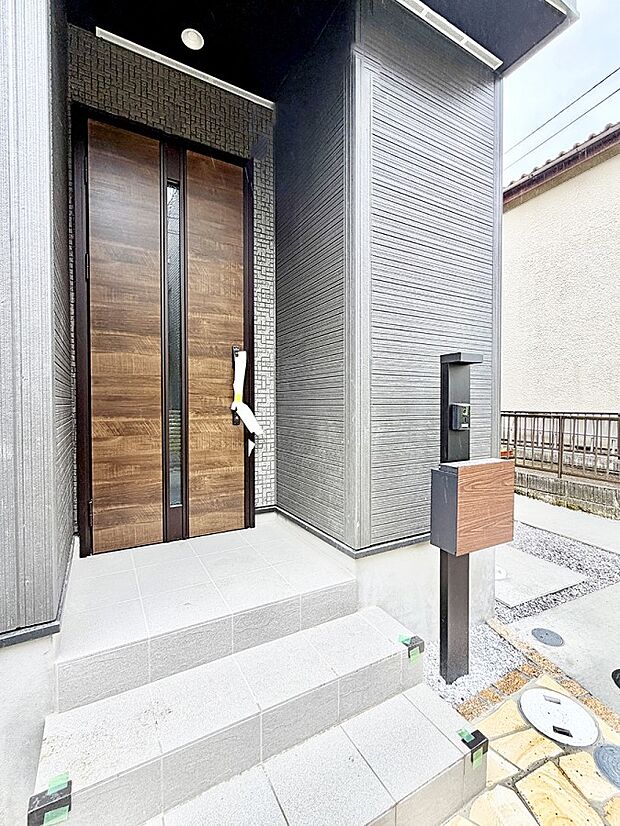 【玄関】1号棟  ■ 帰るたびにホッとする、安心感のある佇まい