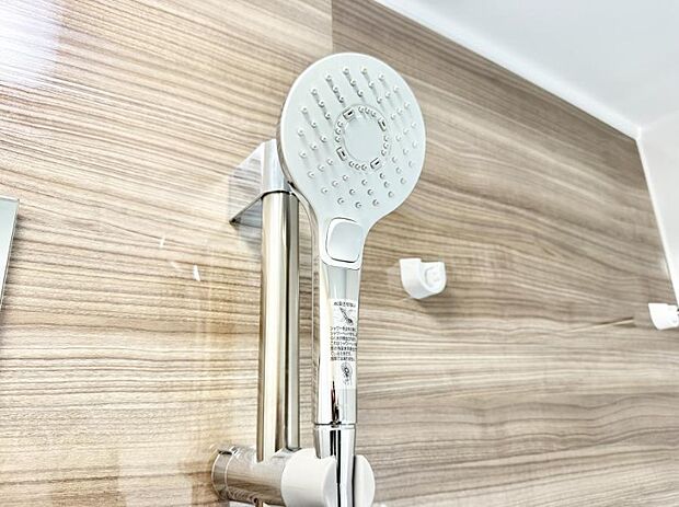 【止水シャワーヘッド】■手元で簡単に止水できるため、水の無駄遣いを減らすことができます。
