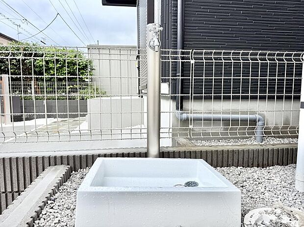 【その他現地】2号棟  ■ガーデニングや洗車などの際に大活躍な屋外立水栓  