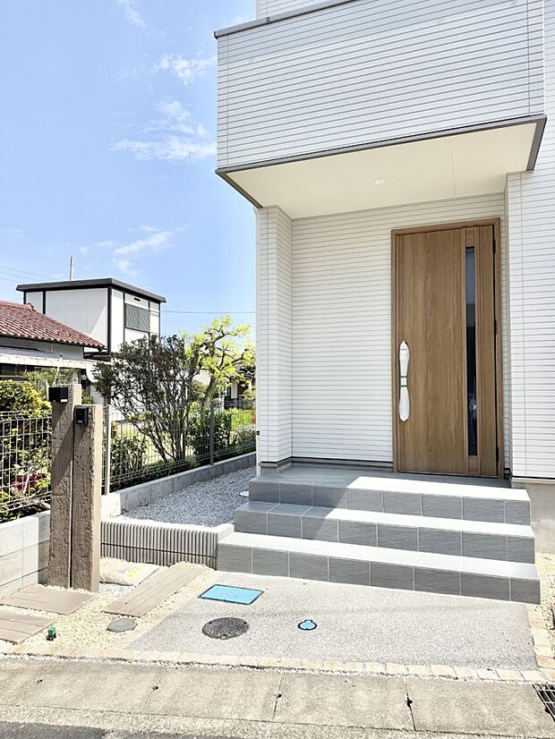 【玄関】1号棟  ■ シンプルで美しく、住まいの第一印象を彩る玄関です