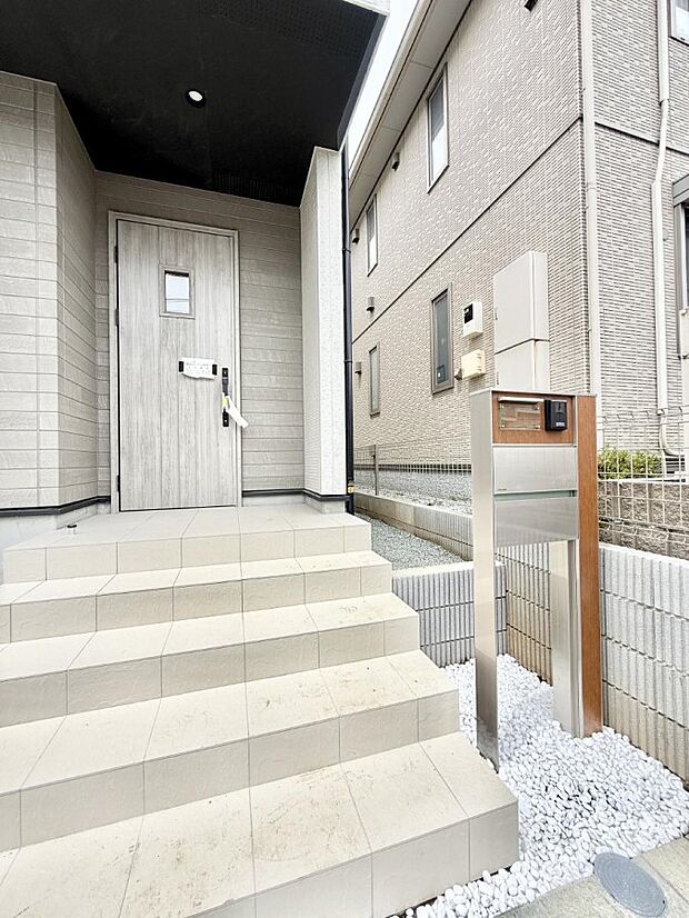 【玄関】■ シンプルで美しく、住まいの第一印象を彩る玄関です