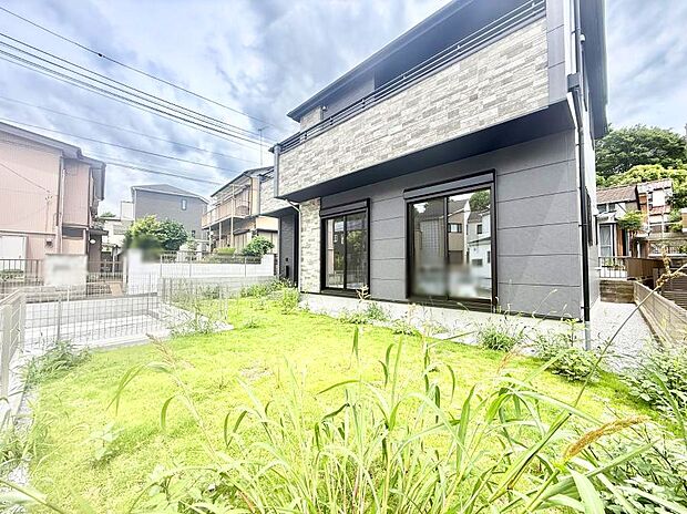 【庭】1号棟  ■季節の移ろいを感じられる、落ち着いた雰囲気の屋外空間