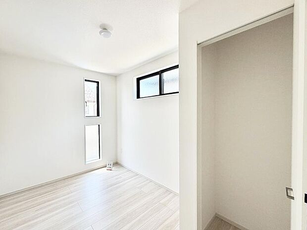 【リビング以外の居室】2号棟  ■清潔感あふれるお部屋で毎日を快適に過ごせます