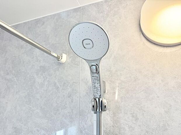 【止水シャワーヘッド】■手元で簡単に止水できるため、水の無駄遣いを減らすことができます。