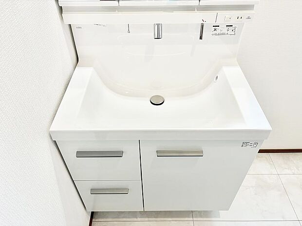 【ハンドシャワー付洗面台】■細かい部分まで洗いやすく便利なハンドシャワー付き