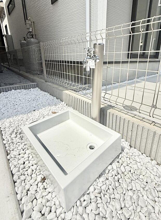 【その他現地】1号棟 ■ガーデニングや洗車などの際に大活躍な屋外立水栓