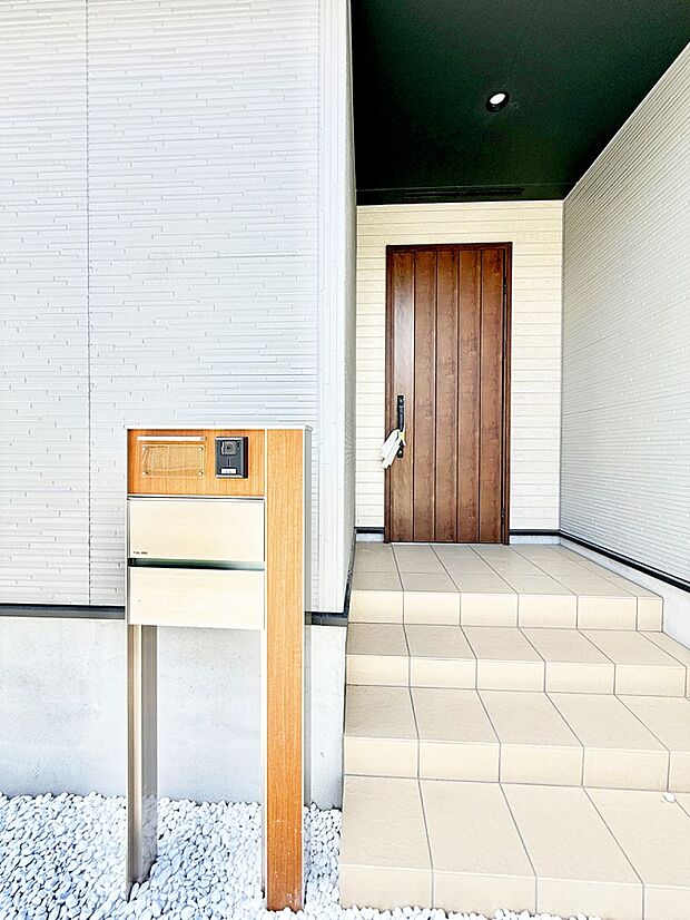 【玄関】2号棟  ■ シンプルで美しく、住まいの第一印象を彩る玄関です
