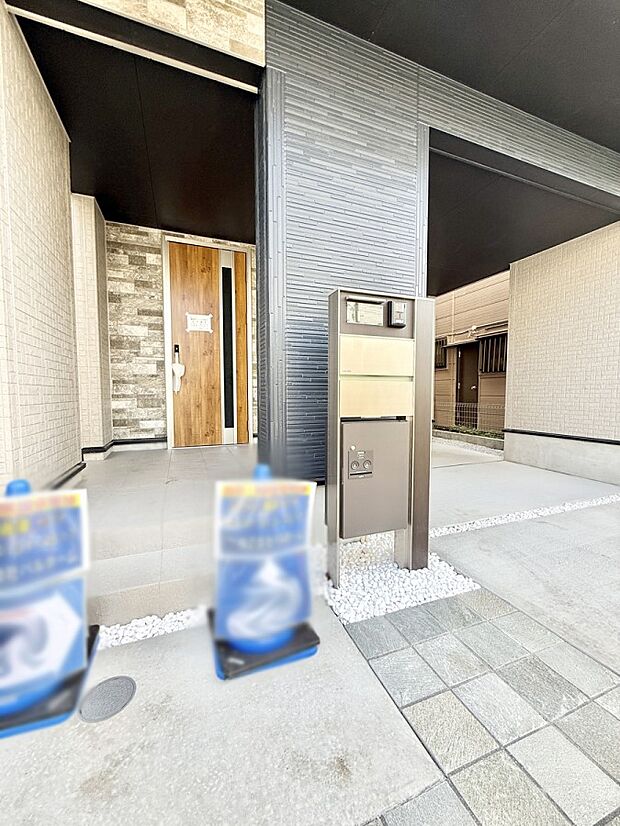 【玄関】1号棟  ■ ここから始まる、笑顔あふれる毎日