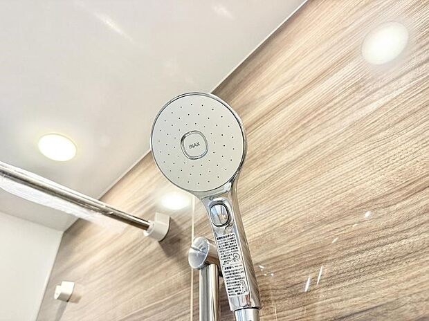 【止水シャワーヘッド】■手元で簡単に止水できるため、水の無駄遣いを減らすことができます。
