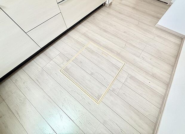 【床下収納】■日用品やストックに便利な床下収納
