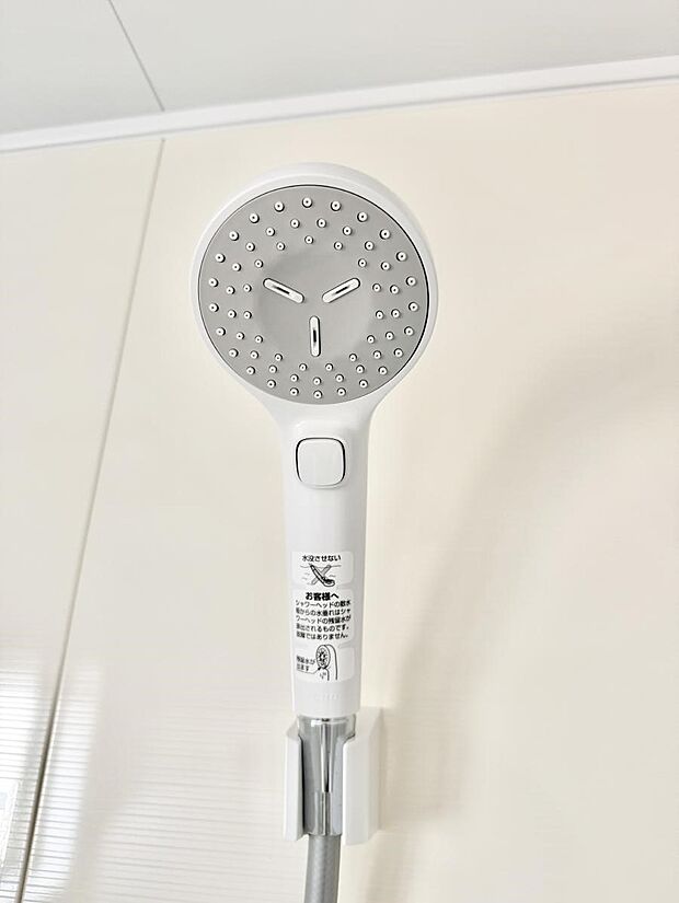 【止水シャワーヘッド】■手元で簡単に止水できるため、水の無駄遣いを減らすことができます。