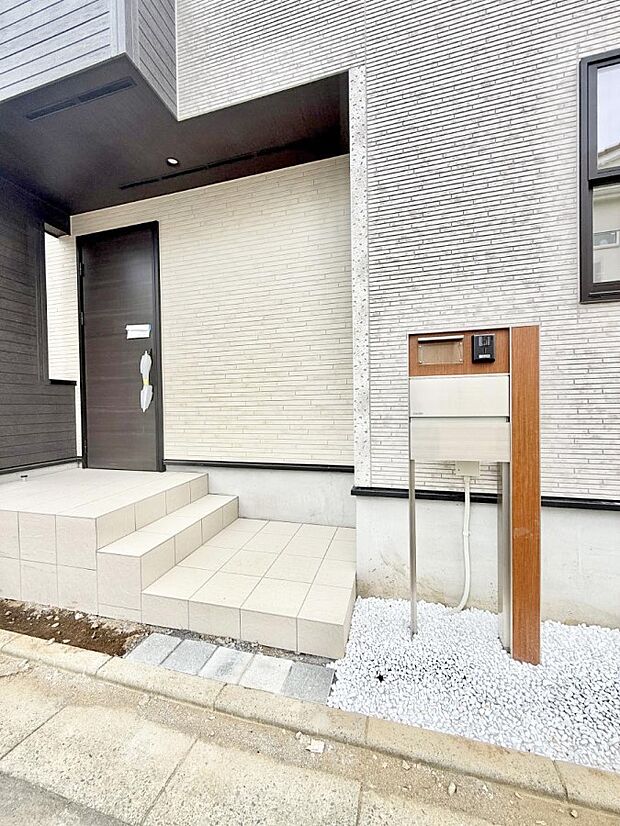 【玄関】1号棟  ■ シンプルで美しく、住まいの第一印象を彩る玄関です