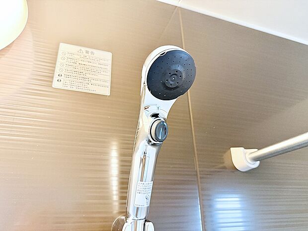 【止水シャワーヘッド】■手元で簡単に止水できるため、水の無駄遣いを減らすことができます。