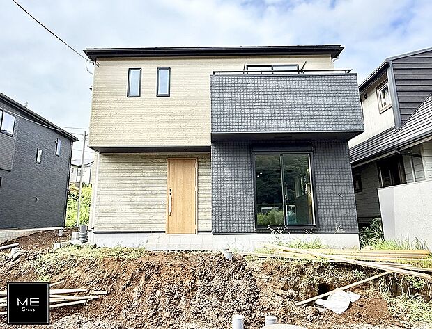 【現地外観写真】4号棟  ■暮らしを彩る充実した設備仕様が備わった住まい