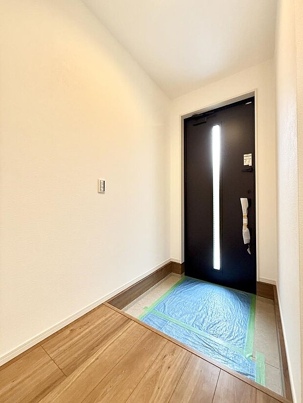 【玄関】1号棟  ■ シンプルで美しく、快適な暮らしの入り口