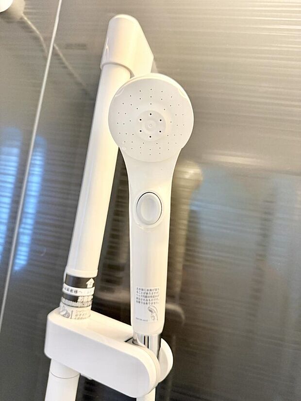 【止水シャワーヘッド】■手元で簡単に止水できるため、水の無駄遣いを減らすことができます。