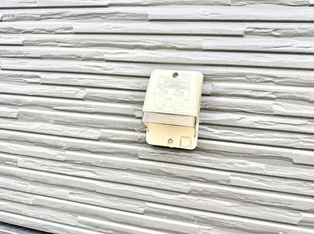 【屋外コンセント】■屋外に電源コンセントがあれば、高圧洗浄機で窓や外壁を掃除するなど便利です。
