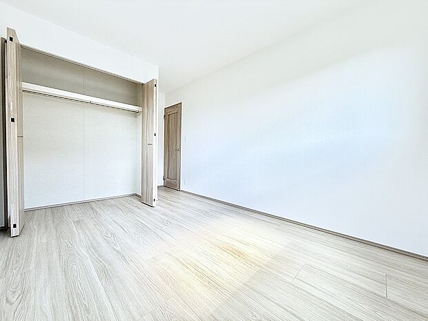 【リビング以外の居室】A号棟 ■落ち着いた色合いのお部屋で穏やかな時間を楽しめます