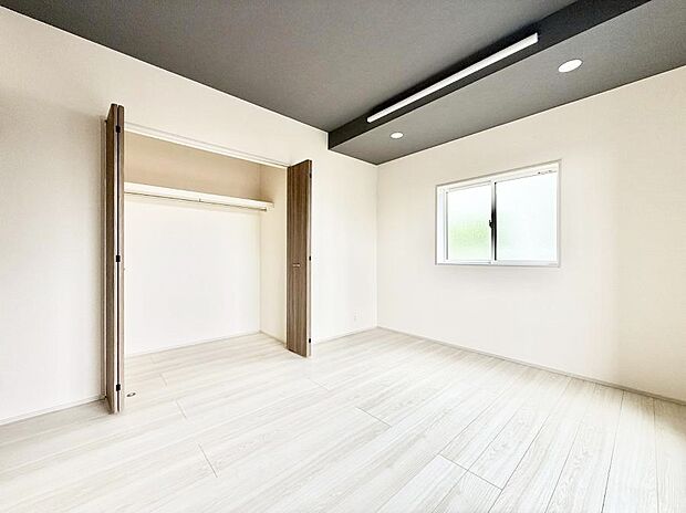 【寝室】1号棟 ■窓の配置や通気性の良い設計で部屋の空気がこもらず、常に新鮮な空気が流れます