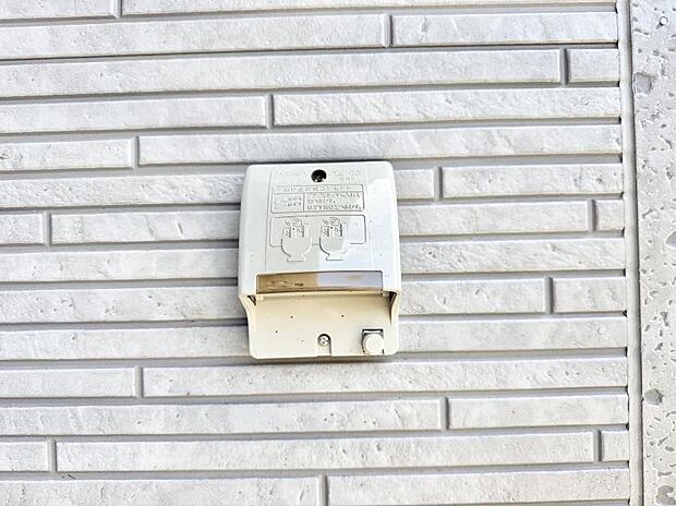 【屋外コンセント】■屋外に電源コンセントがあれば、高圧洗浄機で窓や外壁を掃除するなど便利です。