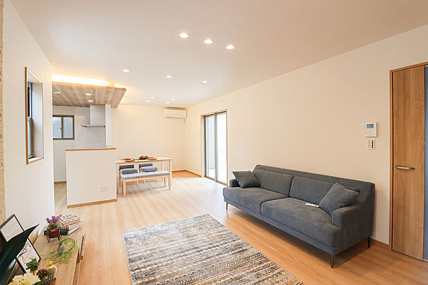 【京都各地にあるモデルハウスへご案内いたします!】
みるだけOK!短時間でも大歓迎です!
実際の広さや設備を見て、新生活のイメージを膨らませましょう♪
まずは「見学予約(無料)」をタッチ!