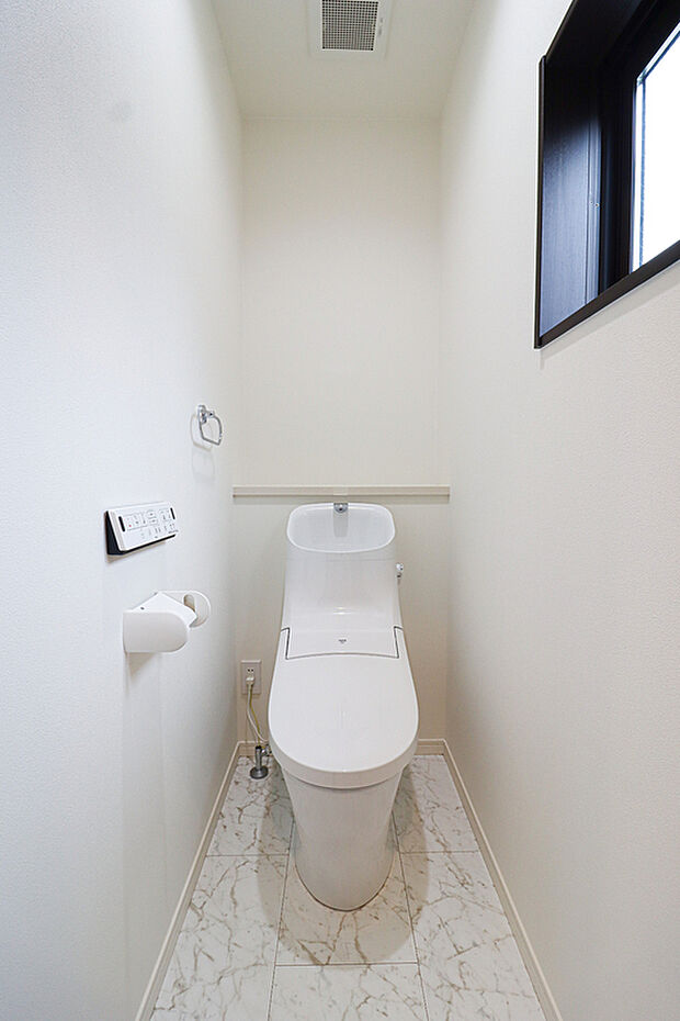 【トイレ【ドリームタウンシリーズ施工例】】各階にトイレがあると、来客時や朝の忙しい時間にも気兼ねなく使えて便利です！