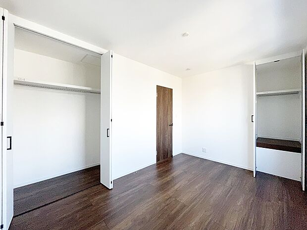 【洋室【ドリームタウンシリーズ施工例】】各居室に収納スペースを設置することでお部屋をスッキリ見せることができます！