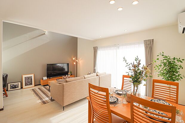 【【モデルハウスへご案内致します!】】□リビング(施工例)
大きな吹抜付きで明るく居心地の良いリビング空間には、自然と家族が集まります♪
【建物プラン例】建物価格1699万円、建物面積86.67 m2