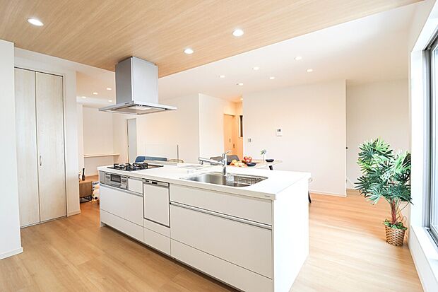 【【モデルハウスへご案内致します!】】□キッチン(施工例)
パンづくりやパーティ、大勢でお料理するのに大活躍のアイランドキッチン!お子様と一緒にお菓子作りやパーティ準備も楽しめます♪
【建物プラン例】1999万円、建物面積102.85m2