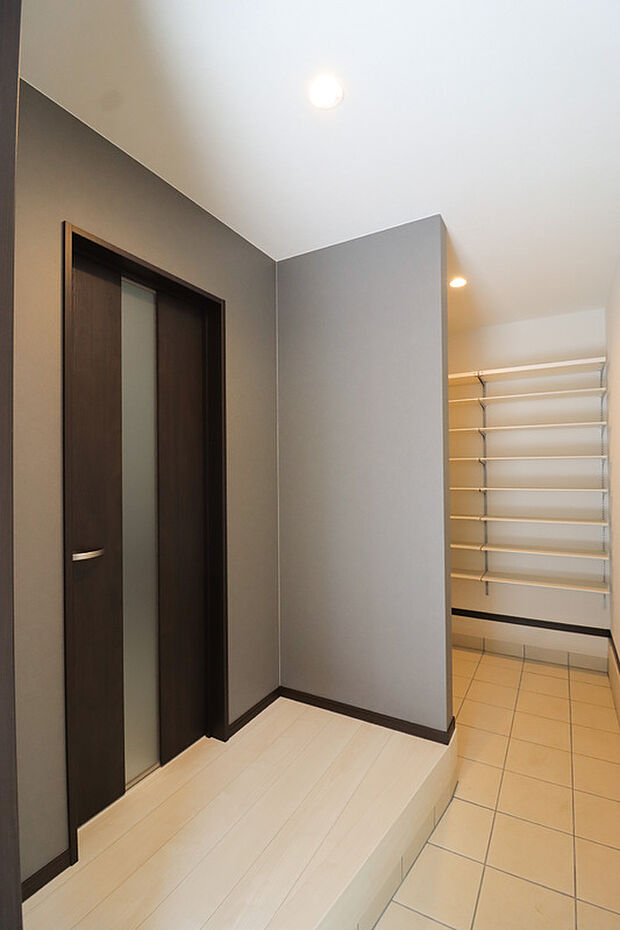 【【京都各地にモデルハウスがございます!】】シューズクローゼットはご家族のお手持ちのシューズをきれいにしまえる為、玄関はいつもすっきり。履きたい靴もすぐに見つけられますね