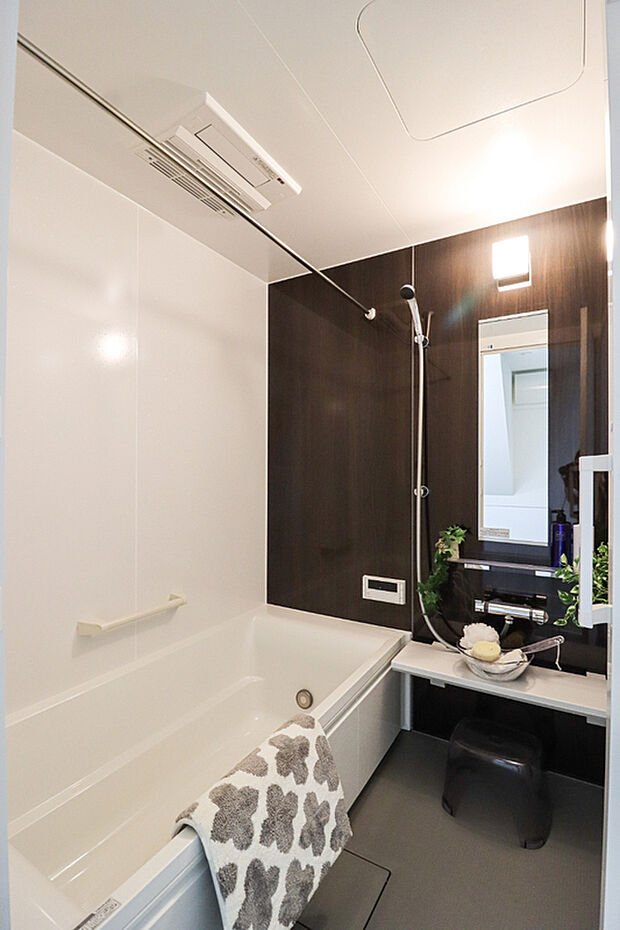 【浴室【ドリームタウンシリーズ施工例】】一坪タイプのTV付の浴室暖房乾燥機付浴室で、足を延ばしてゆったり。洗剤や水アカですぐ汚れてしまう浴室もスポンジひとつでぐるりと掃除が完了するこだわりです。