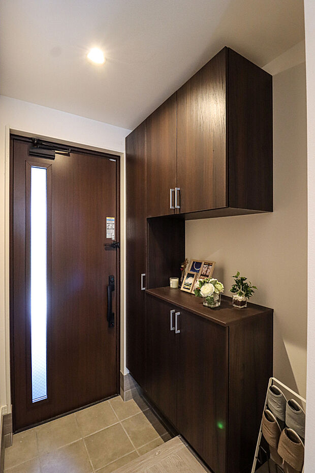 【玄関【ドリームタウンシリーズ施工例】】駐車場から玄関が近ければ雨天時も最短で家に入ることが可能です!「いってらっしゃい」「おかえりなさい」がウキウキするさわやかな玄関スペースです!