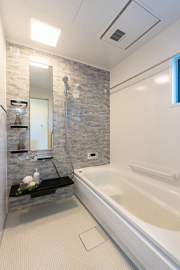 【浴室【ドリームタウンシリーズ施工例】】浴室には標準仕様として追い焚き機能つき。いつでも温かいお風呂に入って日々の疲れを癒していただけます!