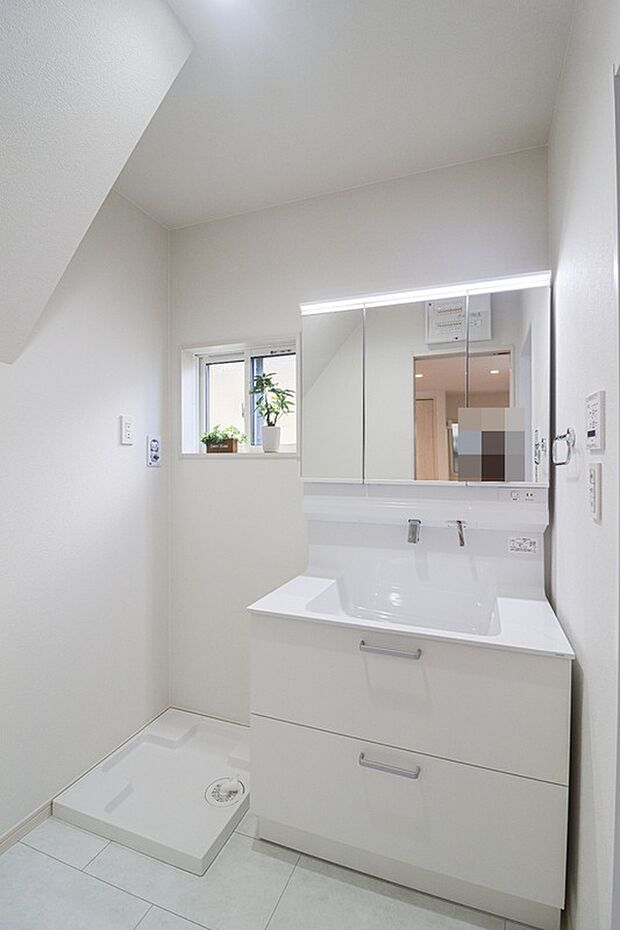 【洗面】洗面化粧台はミラーキャビネットになっているため、化粧品や洗顔小物なども収納できます！室内（2025年10月）撮影