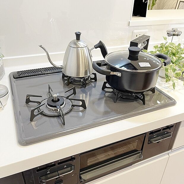 【【3口コンロ】】■バーナー間隔が広いので、3口同時に使っても鍋振りもできます!グリルの排気口をコンパクトにして、仮置きできるスペースもご用意しております♪