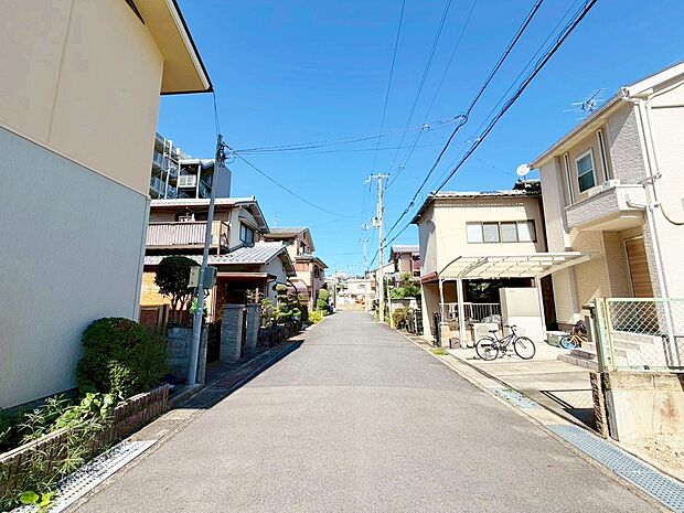 【前道写真】【スタッフが現地へご案内致します!】
ご案内の際には、周辺環境や施設等についてもご案内致します!小さなことでも疑問がございましたら、お気軽にお聞きください!
現地(2025年10月)撮影