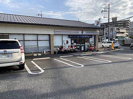 セブンイレブン 伏見石田大山店 約600ｍ(徒歩8分)