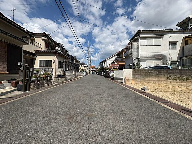 【現地写真:撮影日R8.8】前道が広いことで通路幅に余裕があるため駐車もラクチン♪さらに道路を挟んだ向かいの家との距離が離れるため日当たり・通風も良好!