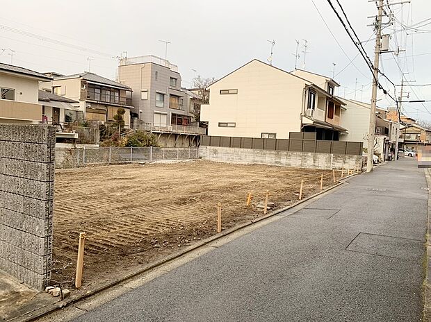 ■周辺は落ち着いた街並みで、騒音が少なく穏やかな暮らしが叶います。日中も夜間も静かに暮らせるため、子育て世帯や在宅ワークにもおすすめ。住み心地の良い住環境です。現地（2026年1月）撮影