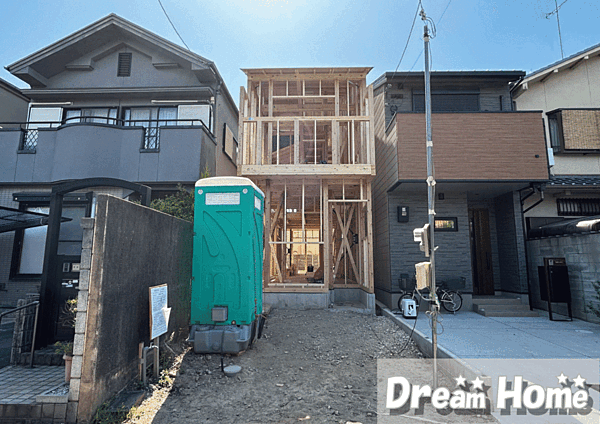 ■現地では周辺環境や立地条件、日当たりや前道の様子などを実際にご確認いただけます。モデルハウスでは間取りや広さ、設備仕様や生活動線などをご体感いただけます。現地（2026年5月）撮影